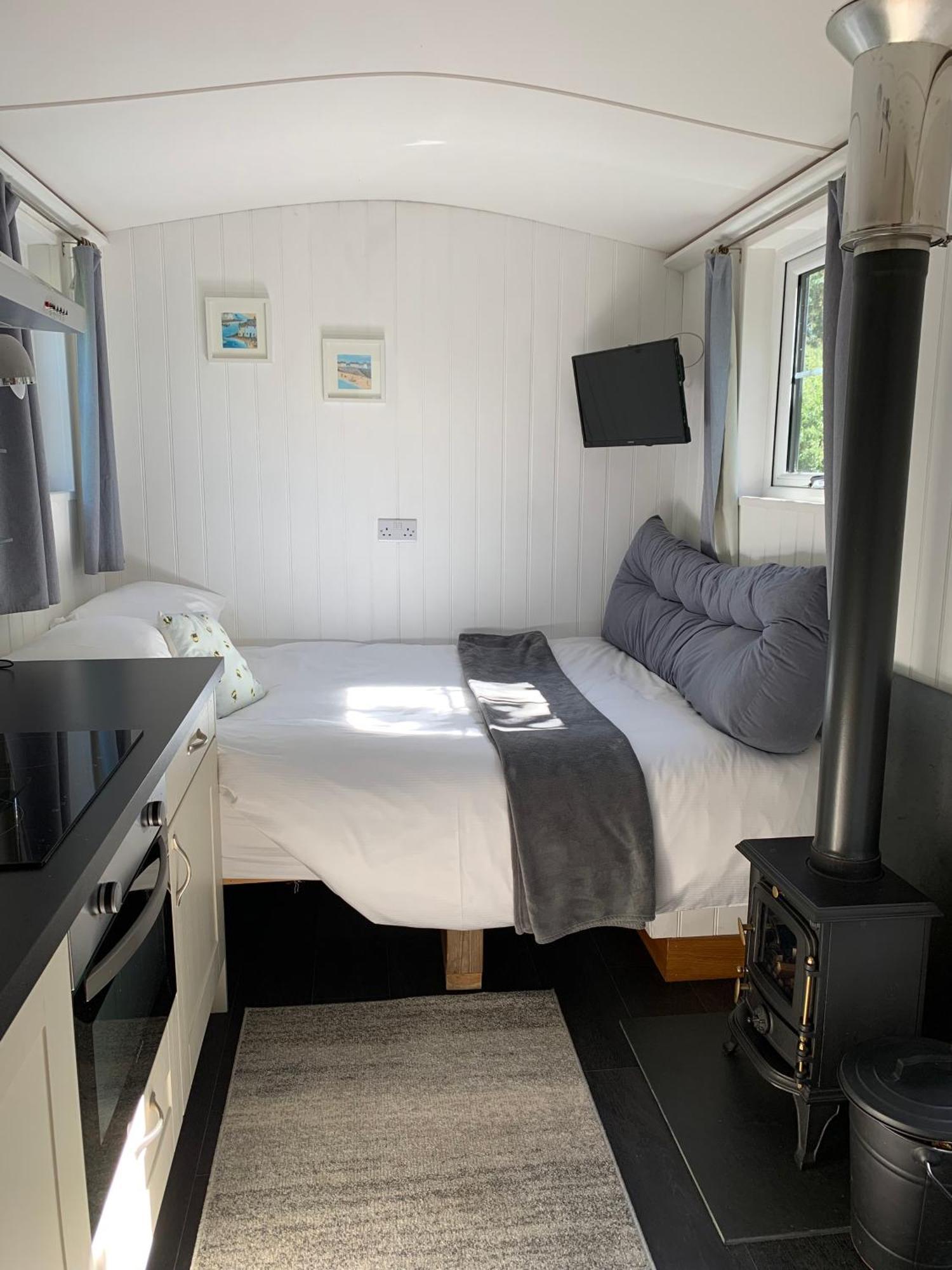 Tides Reach, Deluxe Shepherds Hut 1, 100M From The Beach St Merryn Buitenkant foto